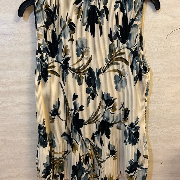 NWT- DKNY
Women's Pleated Floral-Print Sleeveless Blouse with a Tie Neck. - Picture 13 of 13